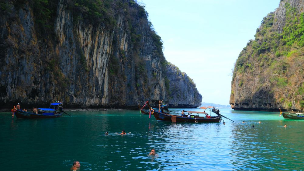 10 Potret Keindahan Phi Phi Island di Thailand