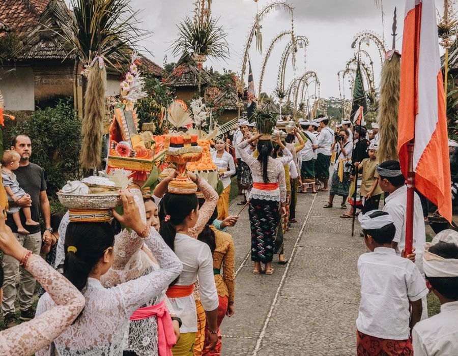 5 Fakta Hari Pegatwakan, Pencabutan Penjor di Bali