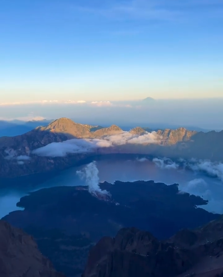 Senang Hiking Febby Rastanty Mendaki Gunung Rinjani