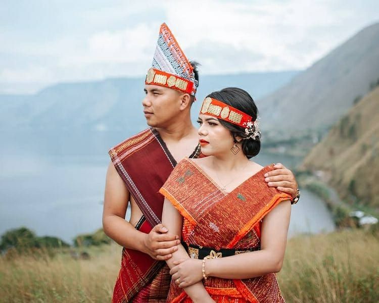 10 Ide Foto Prewedding Berlatar Danau Toba, Romantis bersama Alam!