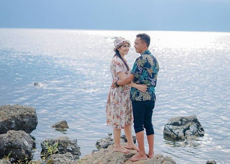 10 Ide Foto Prewedding Berlatar Danau Toba, Romantis bersama Alam!