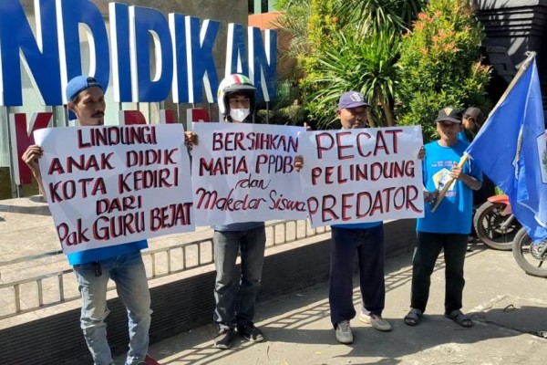 Guru Cabul, Pedemo Minta Kepala Dinas Pendidikan Kediri Dicopot