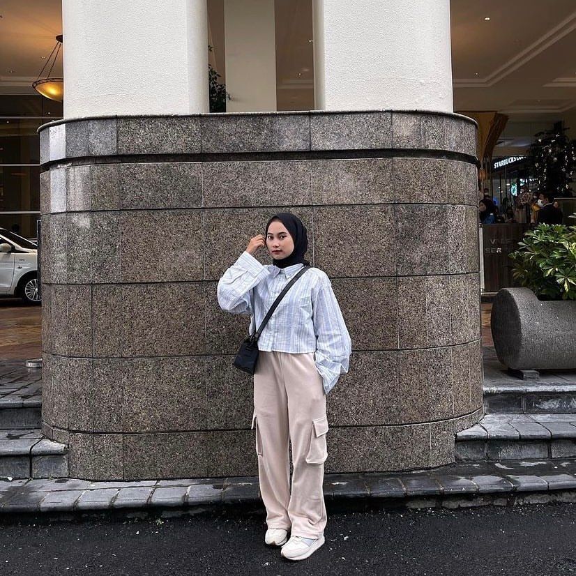 9 Ide Street Style Hijab OOTD Casual yang Simpel  