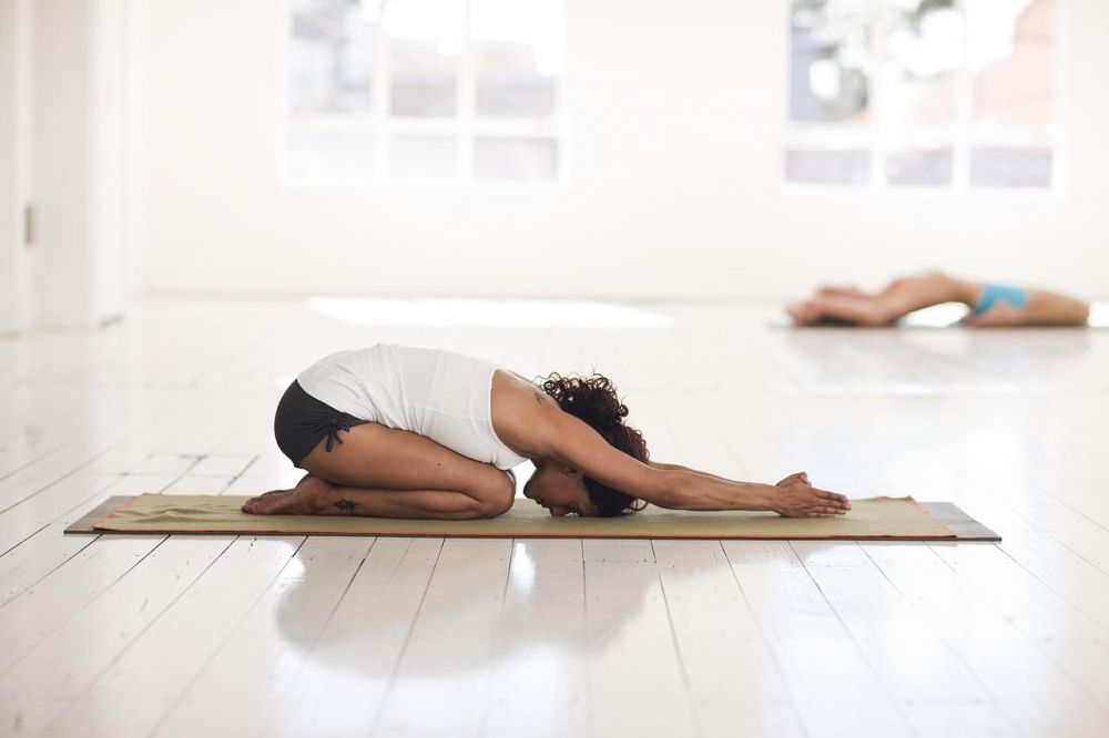 5 Gerakan Yoga untuk Mengatasi Migrain, Mudah Dilakukan