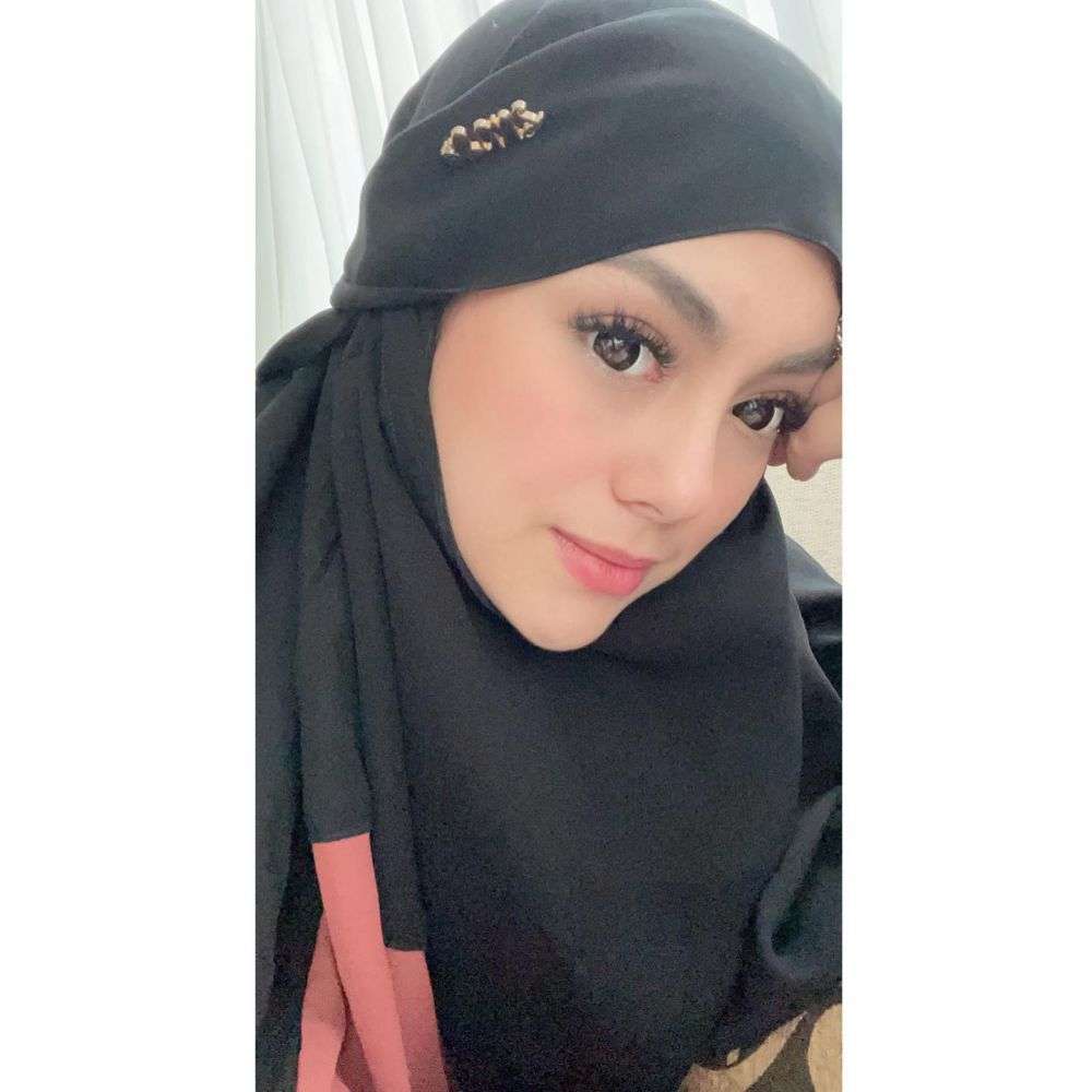 10 Potret Terbaru Celine Evangelista Pakai Hijab Lagi