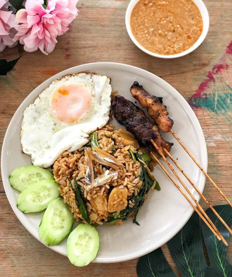 10 Lauk Pendamping Nasi Goreng Paling Enak, Makan Lahap!