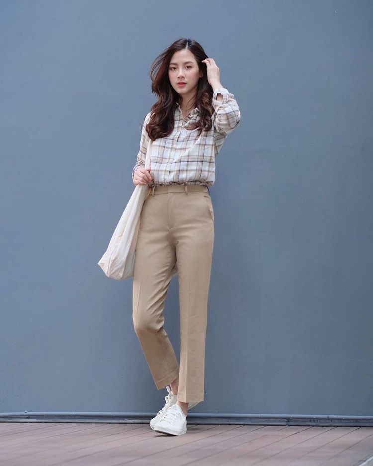 9 Inspirasi Plaid Outfit ala Baifern Pimchanok, Elegan Nan Stuning