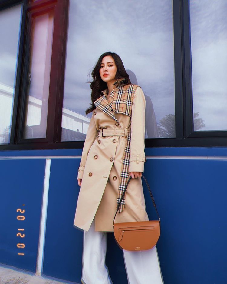 9 Inspirasi Plaid Outfit ala Baifern Pimchanok, Elegan Nan Stuning