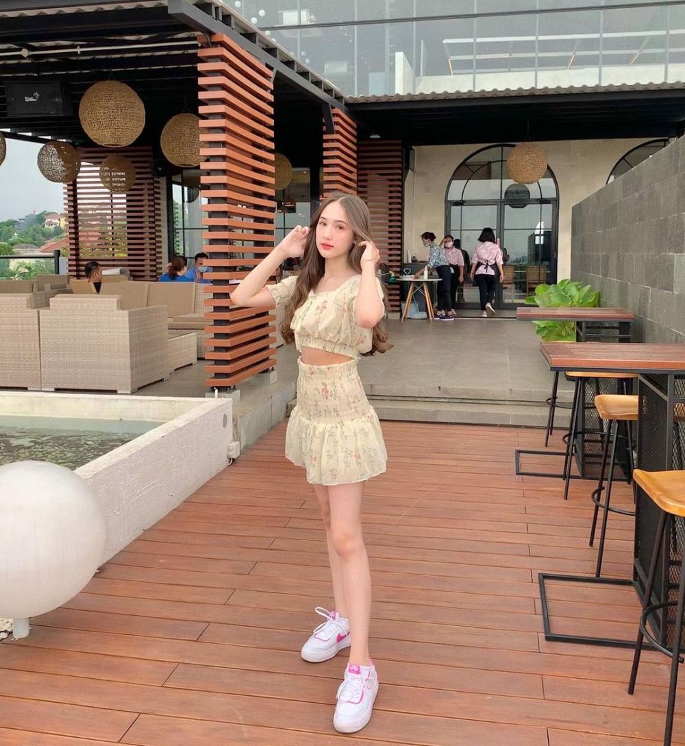 10 Ide OOTD ala Laura Moane, Girly dan Kekinian