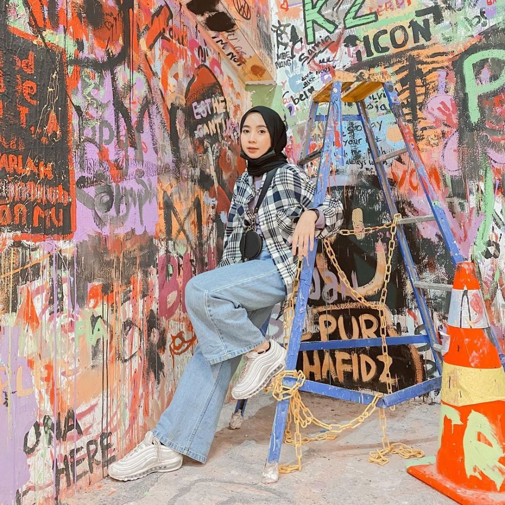 10 Outfit Hijab dengan Celana Jeans ala Syahla Effendi, Anti Gagal!