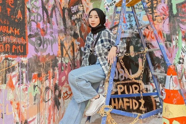 10 Outfit Hijab dengan Celana Jeans ala Syahla Effendi, Anti Gagal!