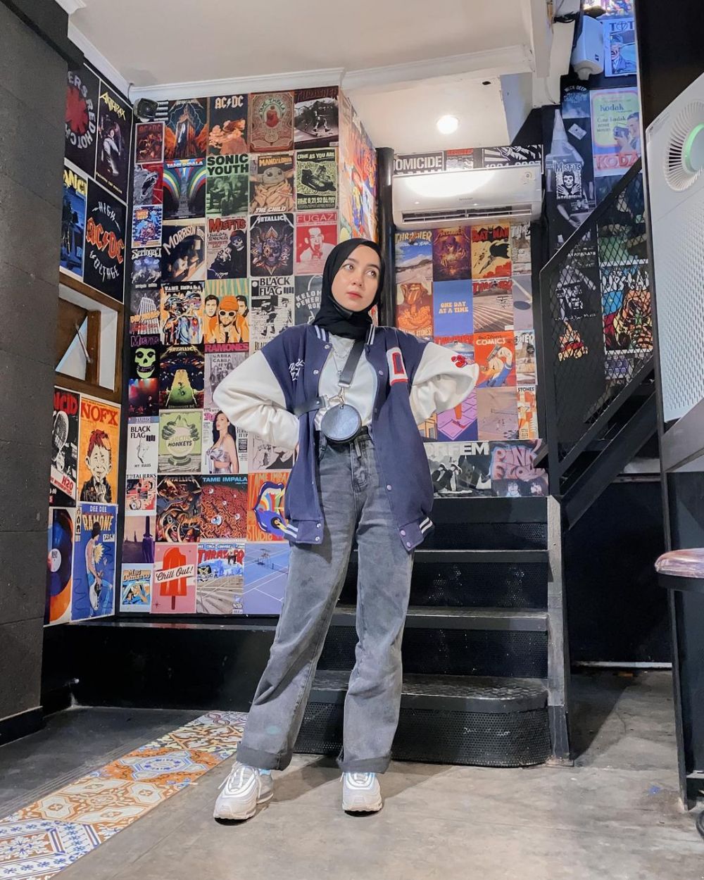 10 Outfit Hijab dengan Celana Jeans ala Syahla Effendi, Anti Gagal!