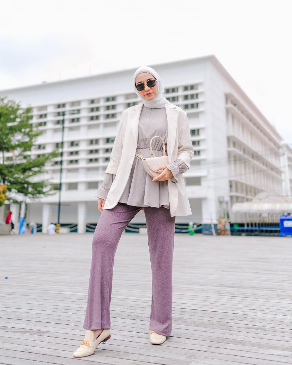 Ide Outfit ke Kantor ala Mega Iskanti, Chic Banget!