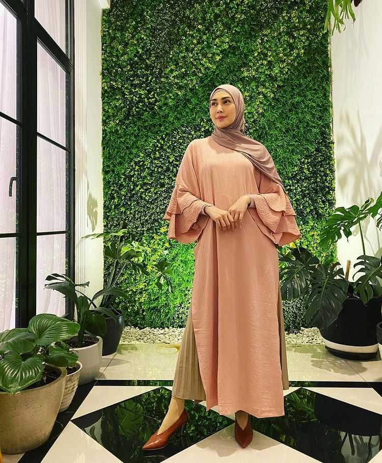 9 Ide Mix and Match Tunik ala Fenita Arie, Gampang Banget Ditiru!