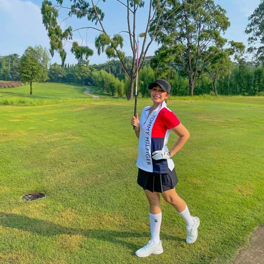 9 Inspirasi Outfit Golf ala Artis Indonesia, Stylish Abis! 