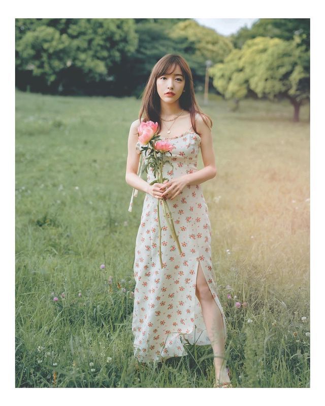 9 Potret Menawan Tomomi Itano Eks AKB48 Pakai Dress, Girly Awet Muda