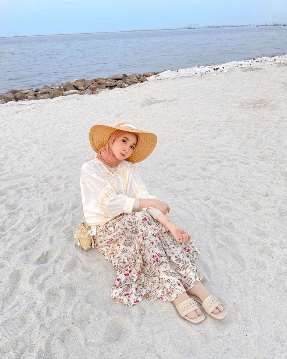 9 Padu Padan Outfit Hijab ke Pantai, Tampil Kece dan Mudah Disontek!