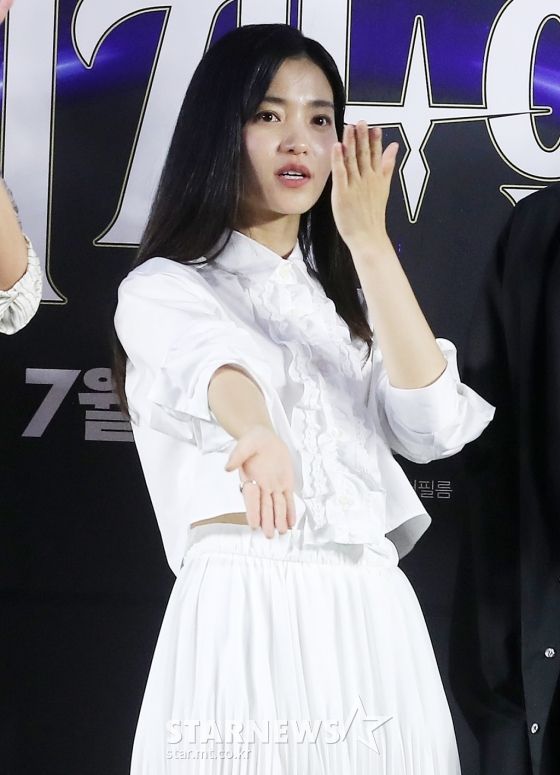 9 Ide Outfit Putih ala Kim Tae Ri yang Bikin Stunning dan Glowing
