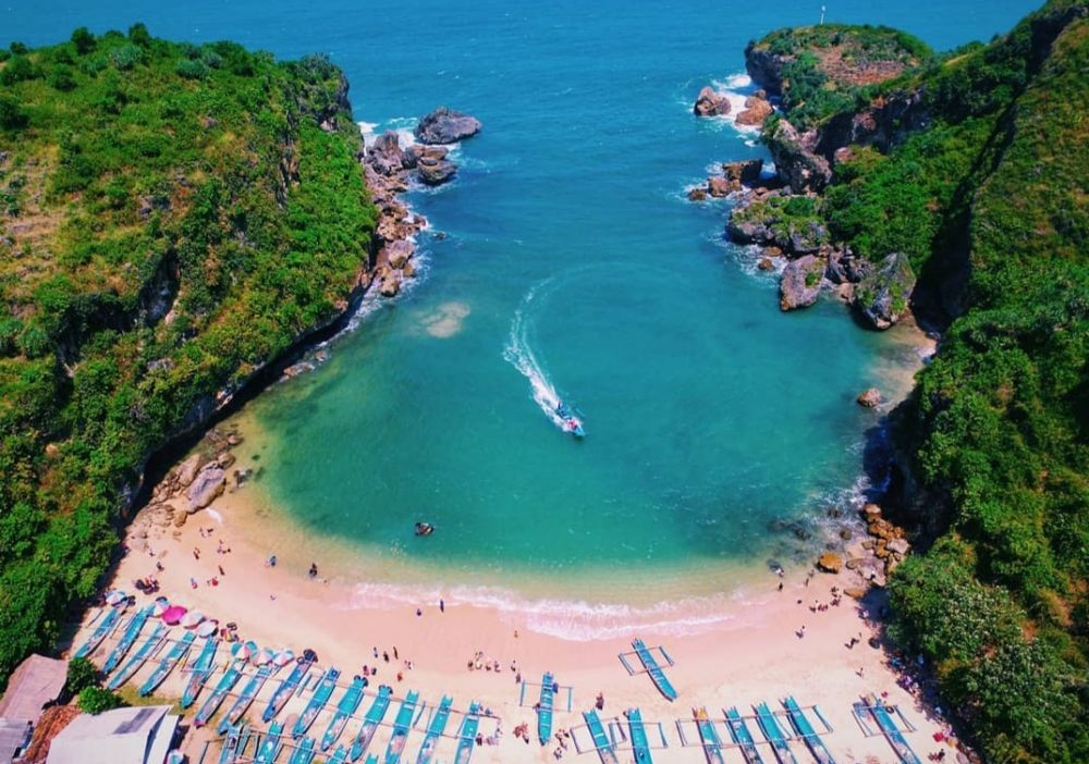 9 Potret Keindahan Pantai Ngrenehan, Pantai Eksotis di Yogyakarta