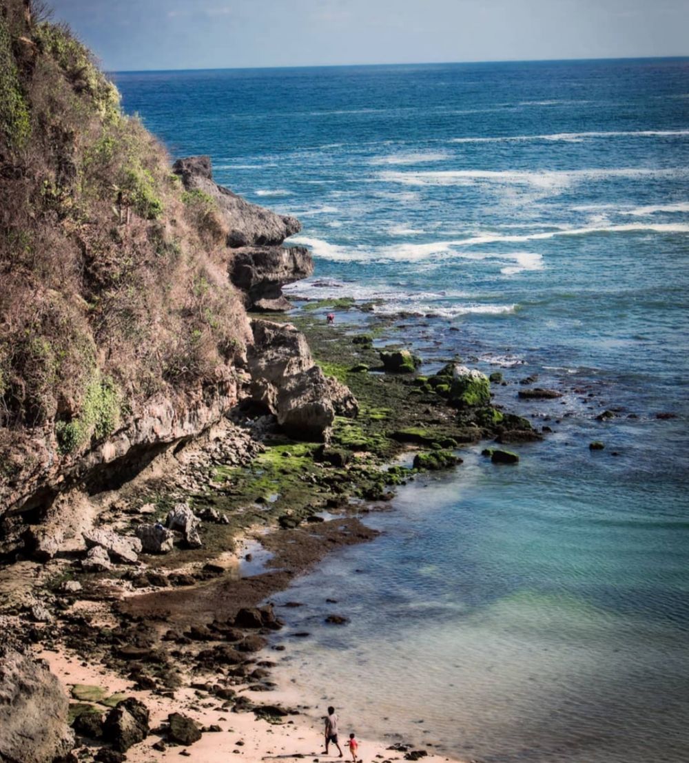 9 Potret Keindahan Pantai Ngrenehan, Pantai Eksotis di Yogyakarta