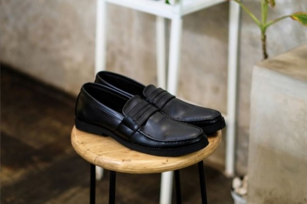 5 Merek Sepatu Slip On Pria, Bisa Jadi Penunjang Penampilan!