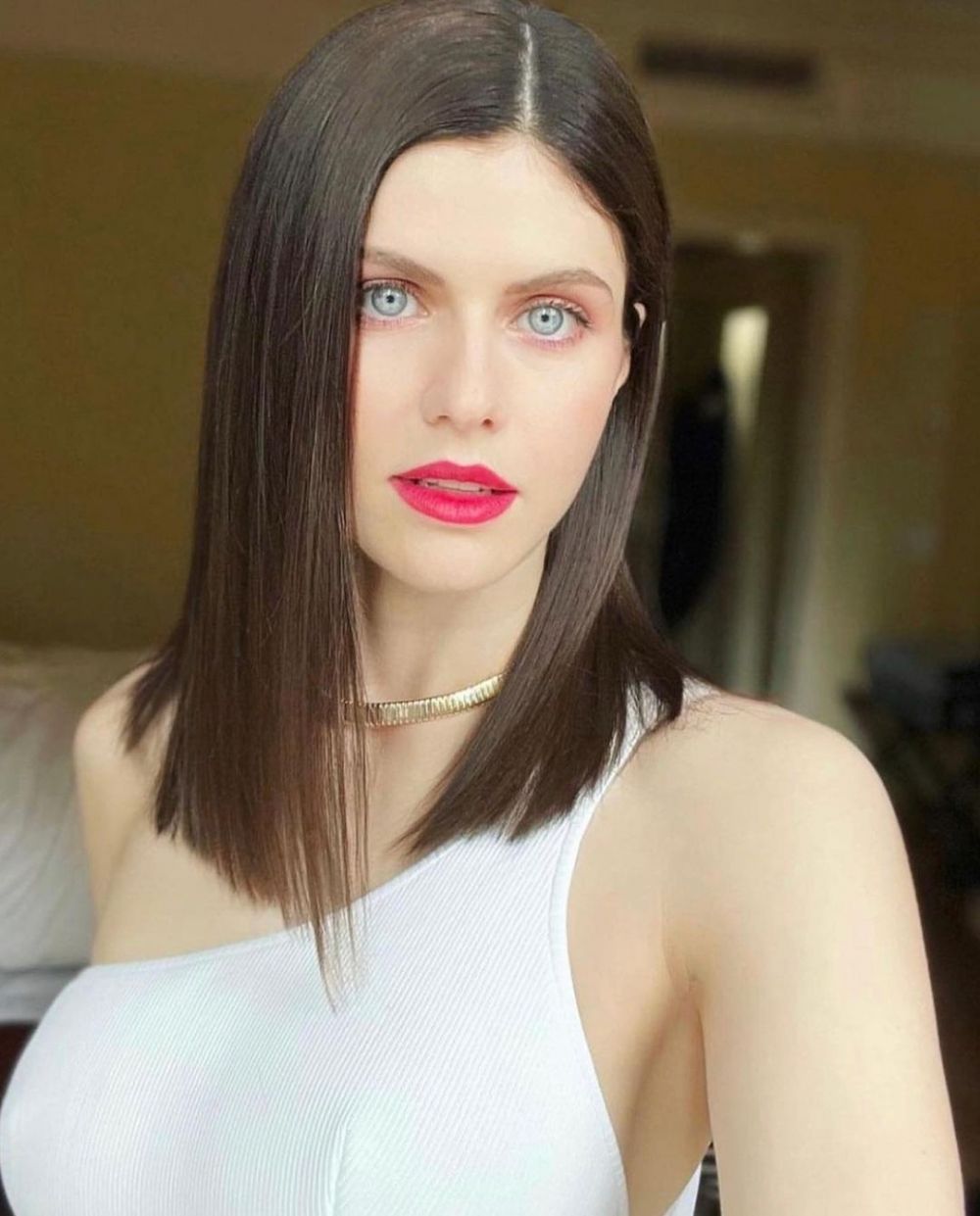 9 Potret Alexandra Daddario Pakai Lipstik Merah, Inspirasi Makeup Kece