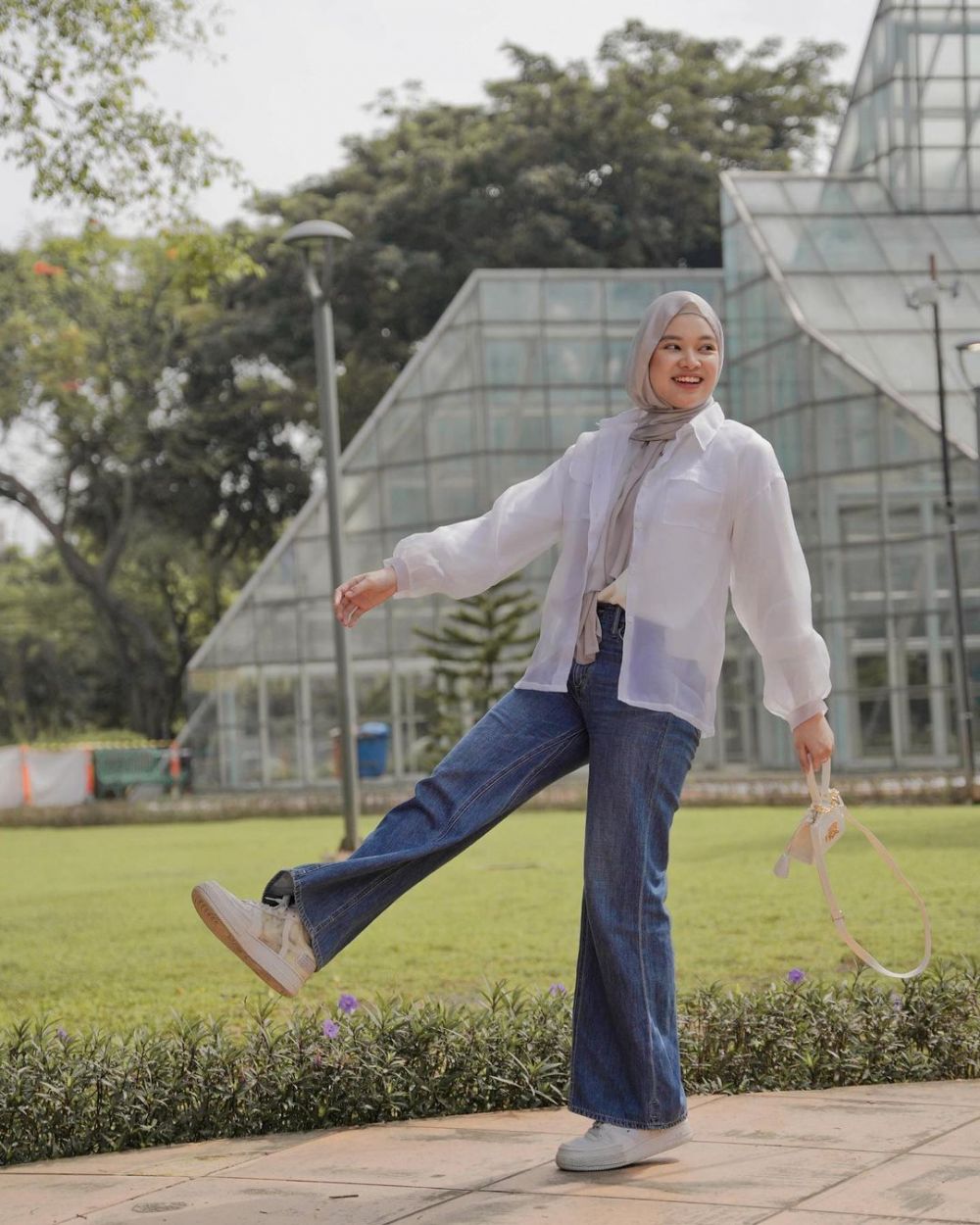 9 Inspirasi Outfit Bernuansa Putih dari Ananza Prili, Fresh Banget