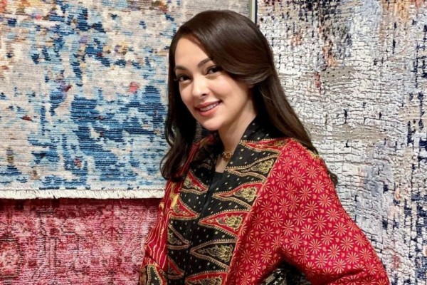 10 Inspirasi Outfit Berbatik ala Reisa Broto Asmoro, Stylish!
