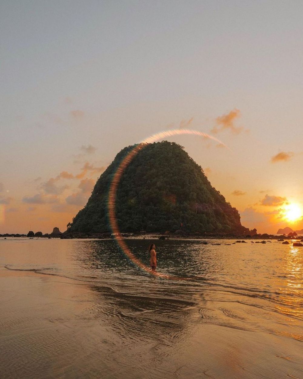5 Pesona Pantai Pulau Merah, Nikmati Sunset Terbaik di Timur Jawa