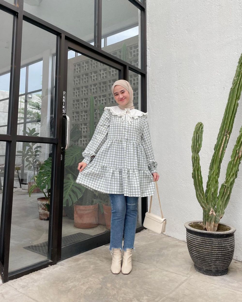 9 Inspirasi OOTD dengan Tunik ala Kirana Salsabila, Feminin Banget!