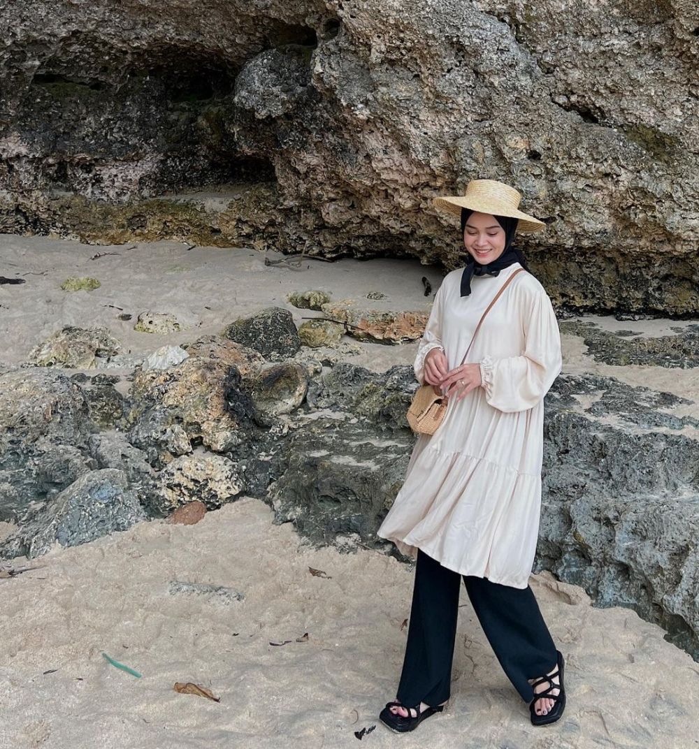 9 Padu Padan Outfit Hijab ke Pantai, Tampil Kece dan Mudah Disontek!
