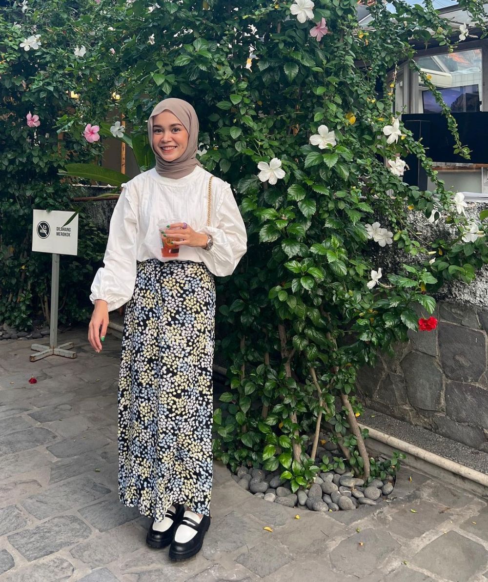 12 Ide Mix and Match Atasan Putih ala Selebgram Yure Zalina, Stylish!