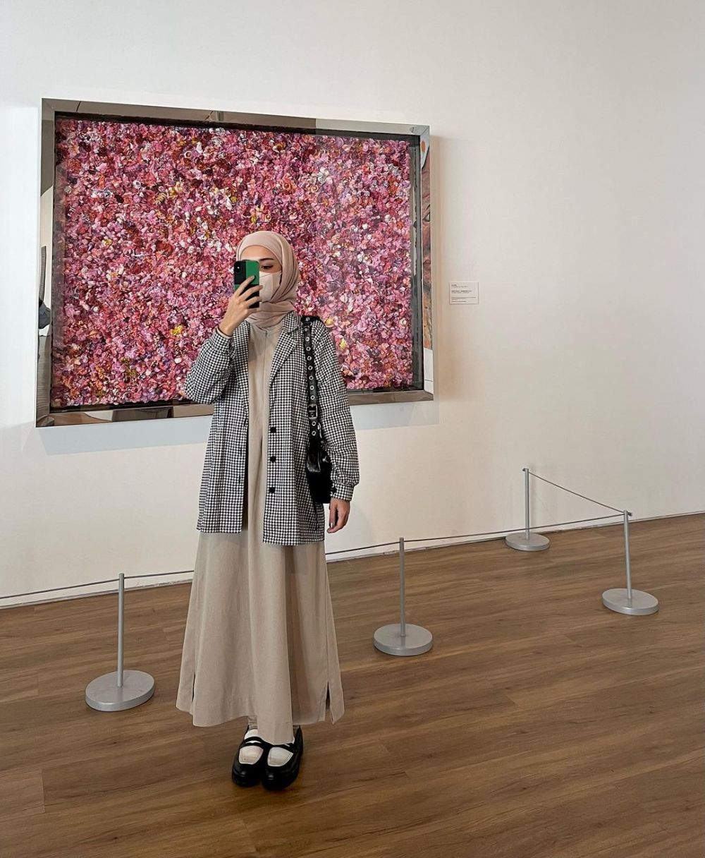 10 Inspirasi Outfit Kerja Wanita Hijab Ala Yure Zalina untuk Seminggu!