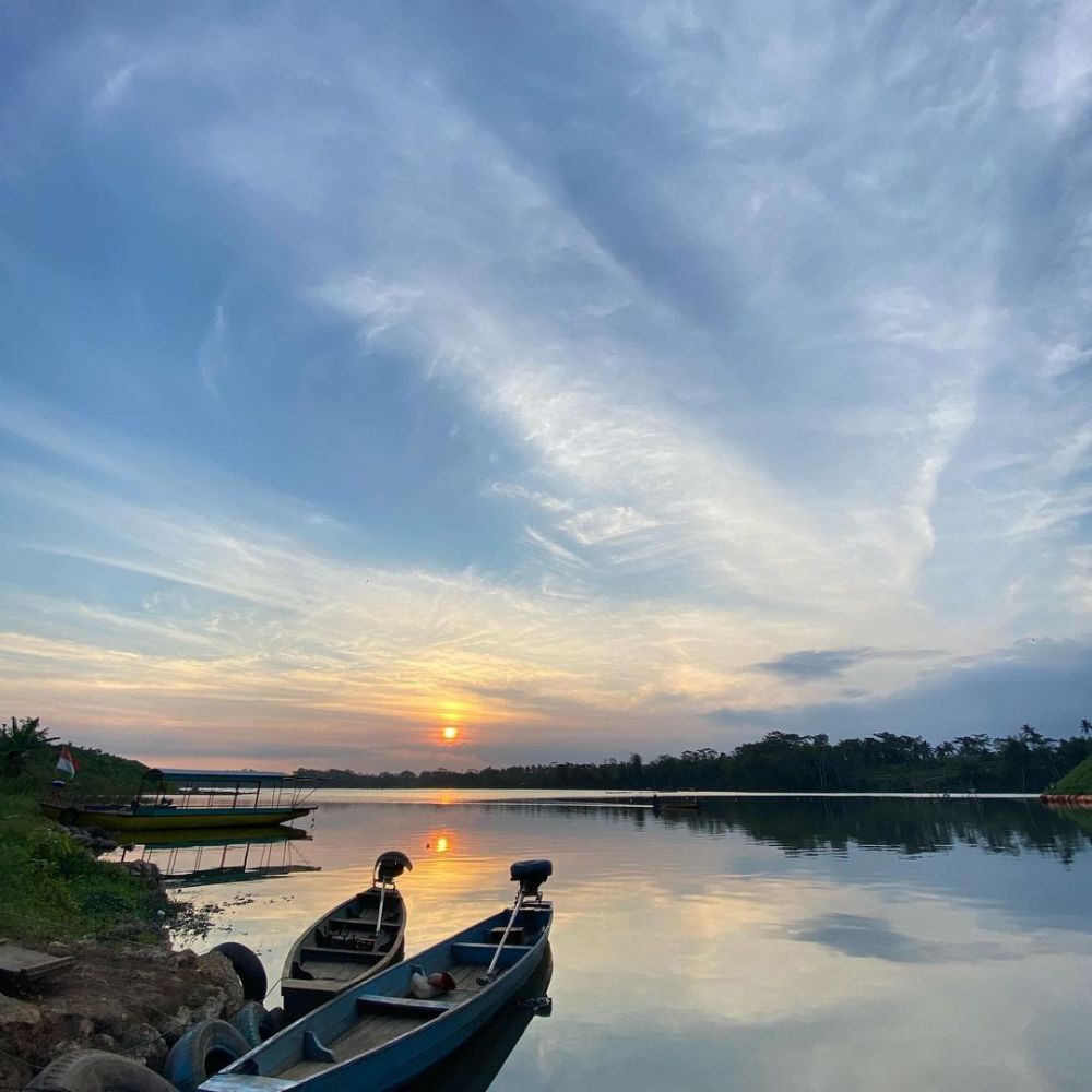 Dear Pencinta Senja, Ini 5 Alasan Wajib ke Bendungan Dempok Malang