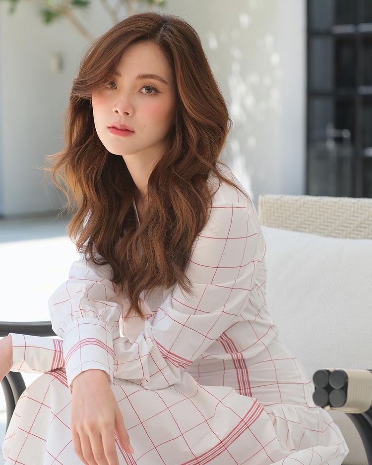 9 Inspirasi Plaid Outfit ala Baifern Pimchanok, Elegan Nan Stuning