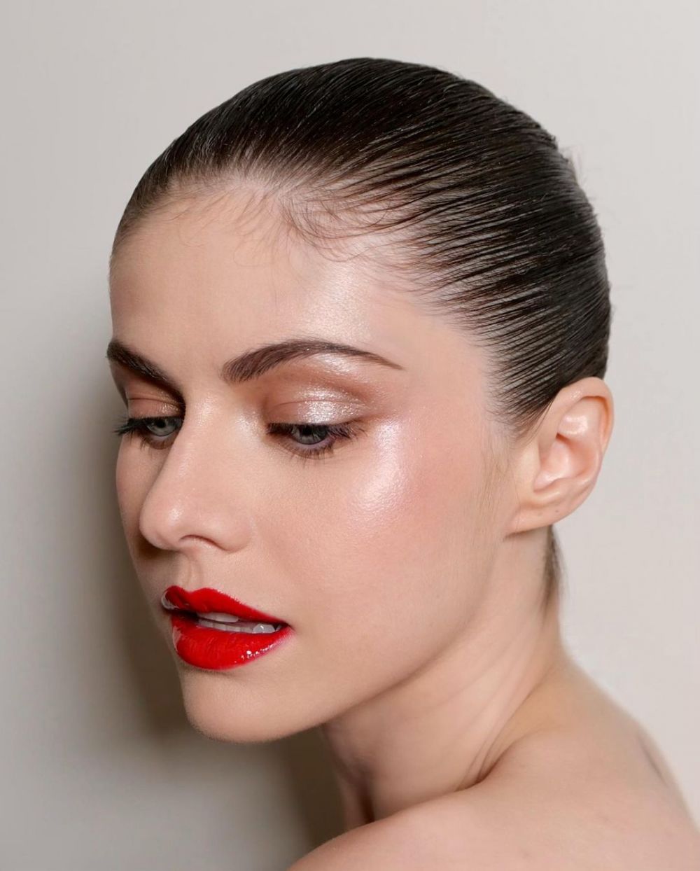 9 Potret Alexandra Daddario Pakai Lipstik Merah, Inspirasi Makeup Kece