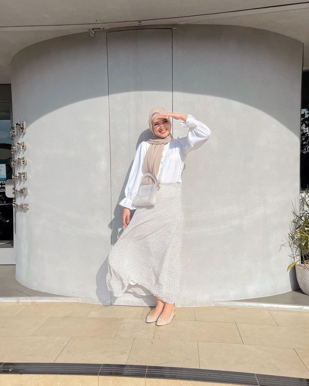 9 Inspirasi Outfit Bernuansa Putih dari Ananza Prili, Fresh Banget