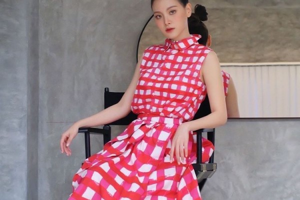 9 Inspirasi Plaid Outfit ala Baifern Pimchanok, Elegan Nan Stuning
