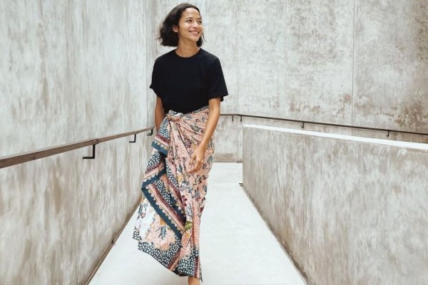 10 Potret OOTD Putri Marino dengan Kain Lilit Batik, Anggun nan Modis!