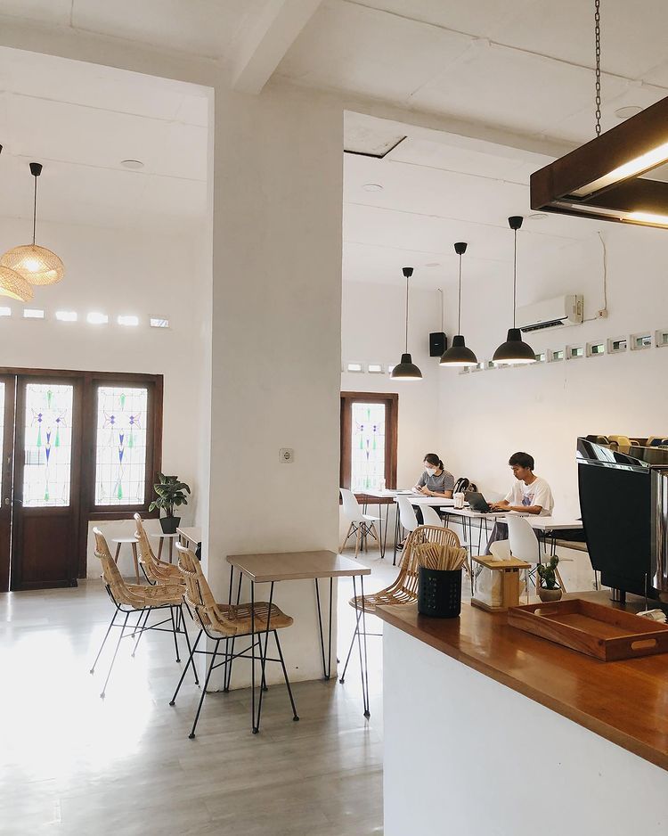 5 Rekomendasi Kafe di Tangerang, Konsepnya Clean