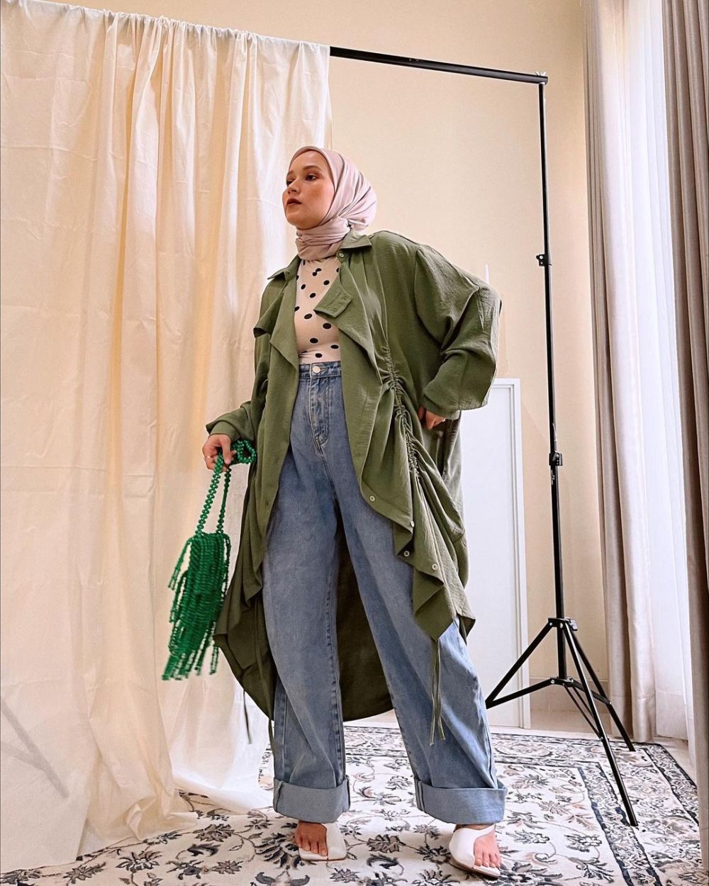 Tetap Kece, Ide Outfit Ibu Hamil Hijab Ala Nissa Chair
