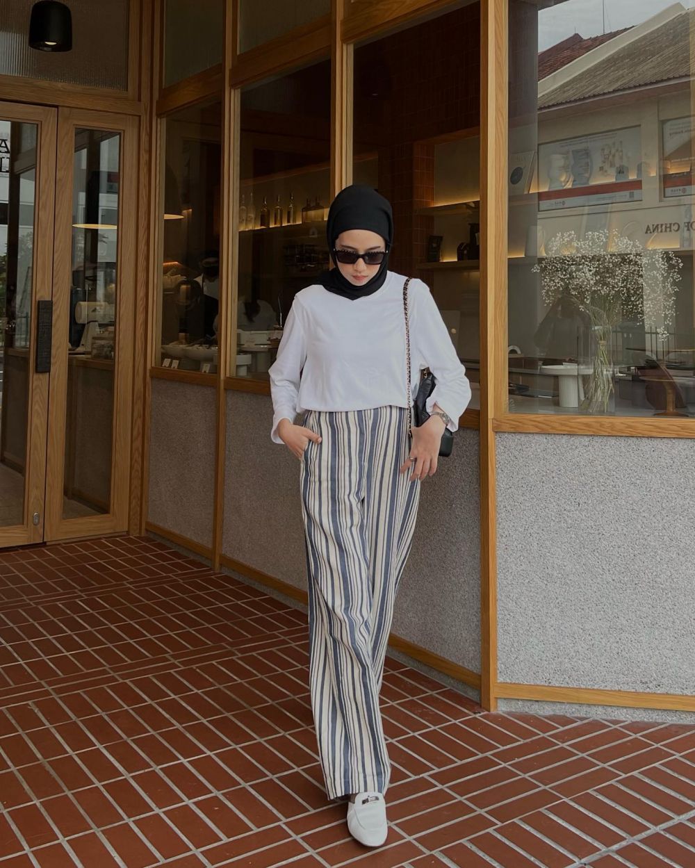 9 Ide Padu Padan Outfit Stripe ala Amelia Elle, Kece untuk Hijabers!