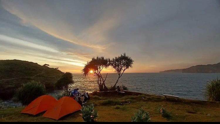 10 Pesona Pantai Kesirat Gunungkidul Kala Senja, Bikin Betah