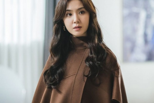 10 Harga Fashion Item Seo Ji Hye di KDrama Adamas, Fantastis!