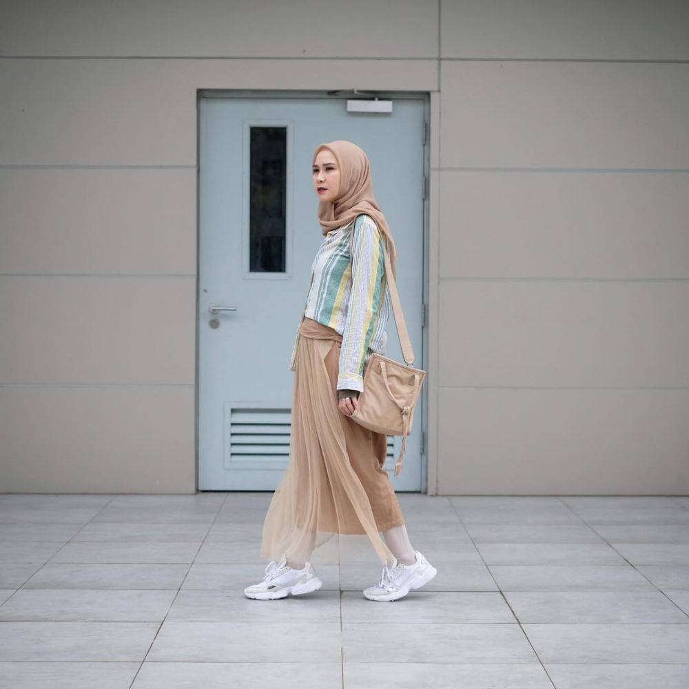 9 Ide Outfit dengan Rok Hijab Friendly, Anggun dan Modis!