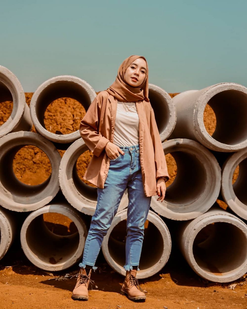 10 Outfit Hijab dengan Celana Jeans ala Syahla Effendi, Anti Gagal!