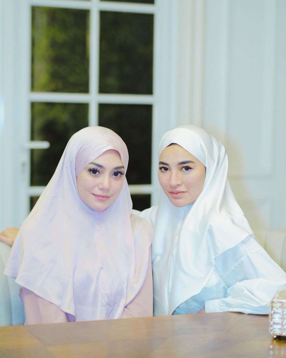 10 Potret Terbaru Celine Evangelista Pakai Hijab Lagi