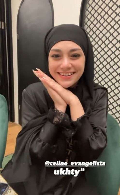 10 Potret Terbaru Celine Evangelista Pakai Hijab Lagi