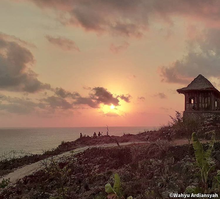 10 Pesona Pantai Kesirat Gunungkidul Kala Senja, Bikin Betah