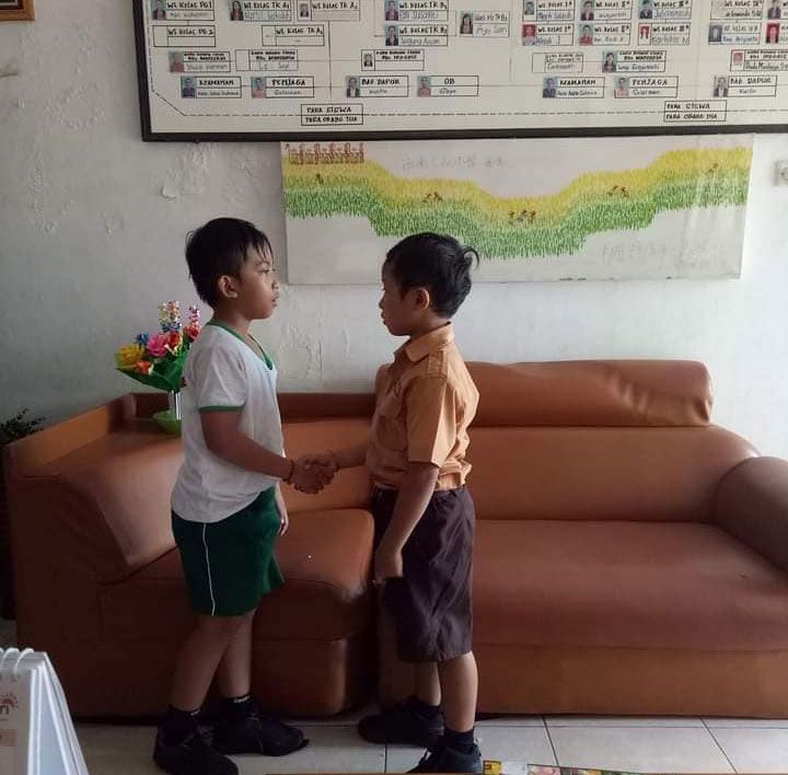 10 Kosakata Bahasa Bali Tentang Aktivitas di Sekolah